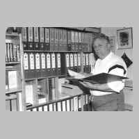 59-09-1087 4. Kirchspieltreffen 2001. Harry Schlisio in seinem Arbeitszimmer -Ostpreussen- bei den Vorbereitungen zum 4. Kirchspieltref-fen..JPG